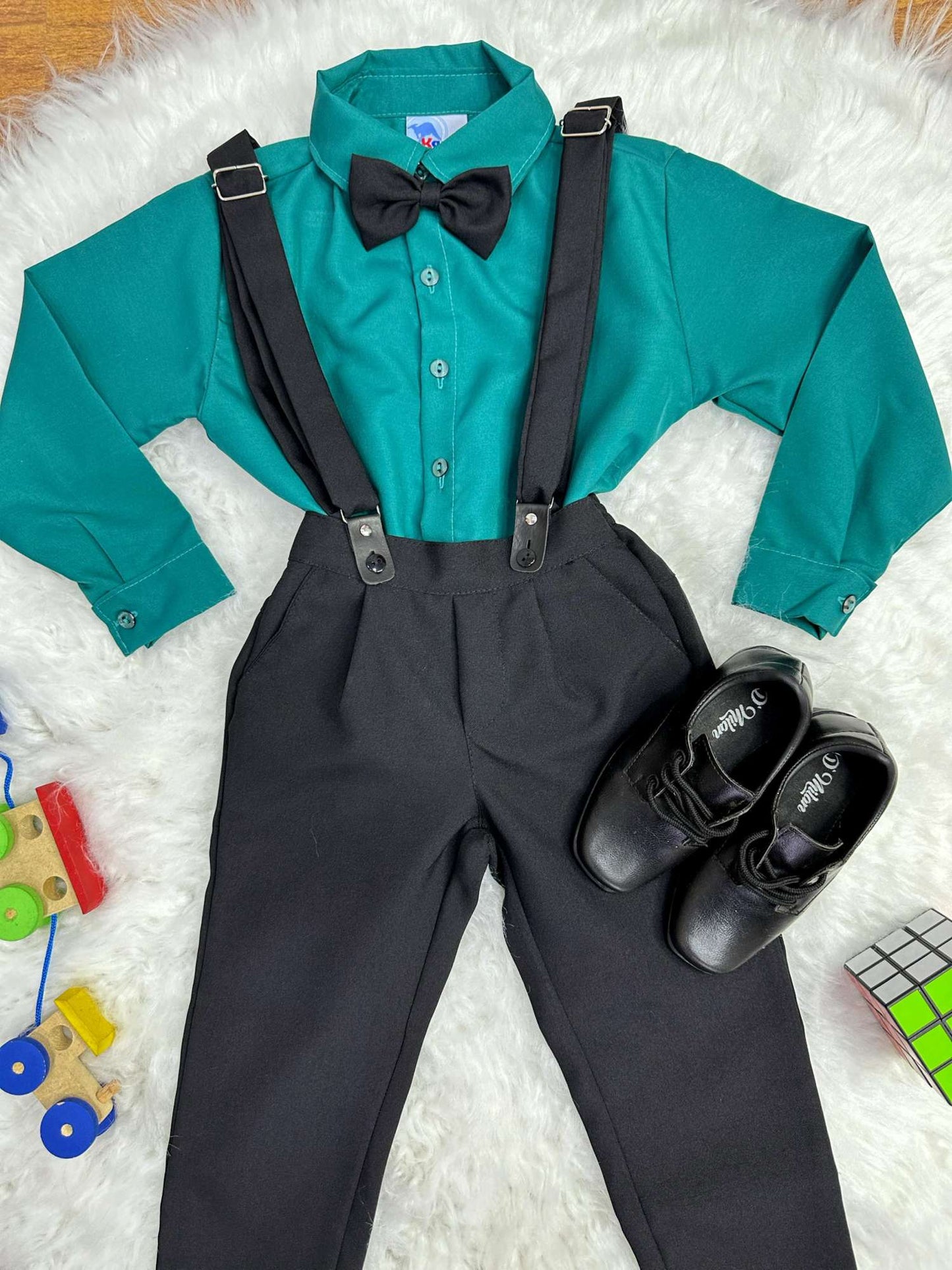 Conjunto formal verde oscuro: camisa, pantalón, corbata y tirantes