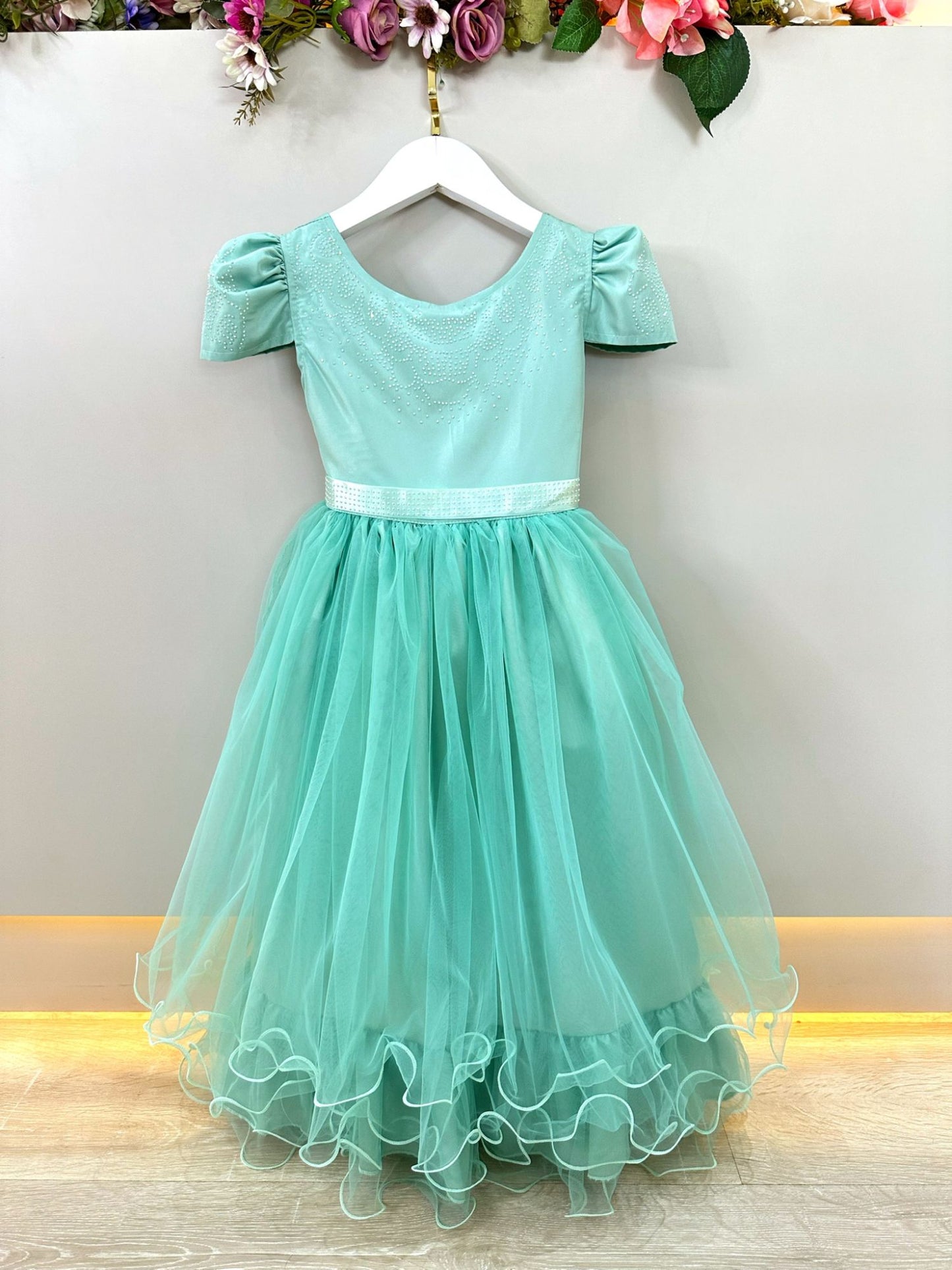 Vestido infantil verde menta con pedrería para bodas, fiestas y eventos de lujo.