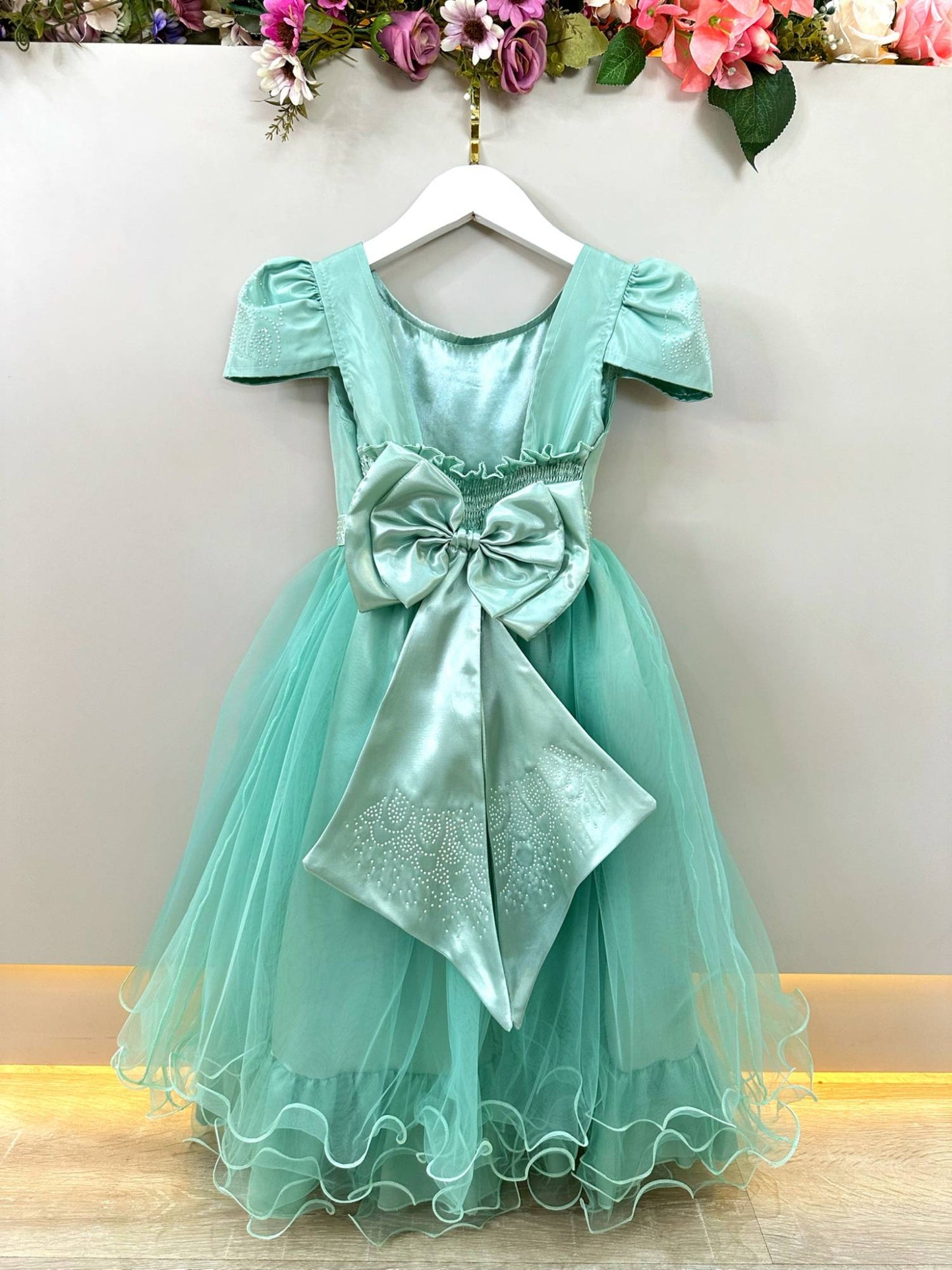 Vestido infantil verde menta con pedrería para bodas, fiestas y eventos de lujo.