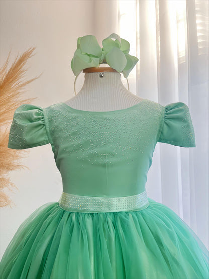 Vestido infantil verde menta con pedrería para bodas, fiestas y eventos de lujo.