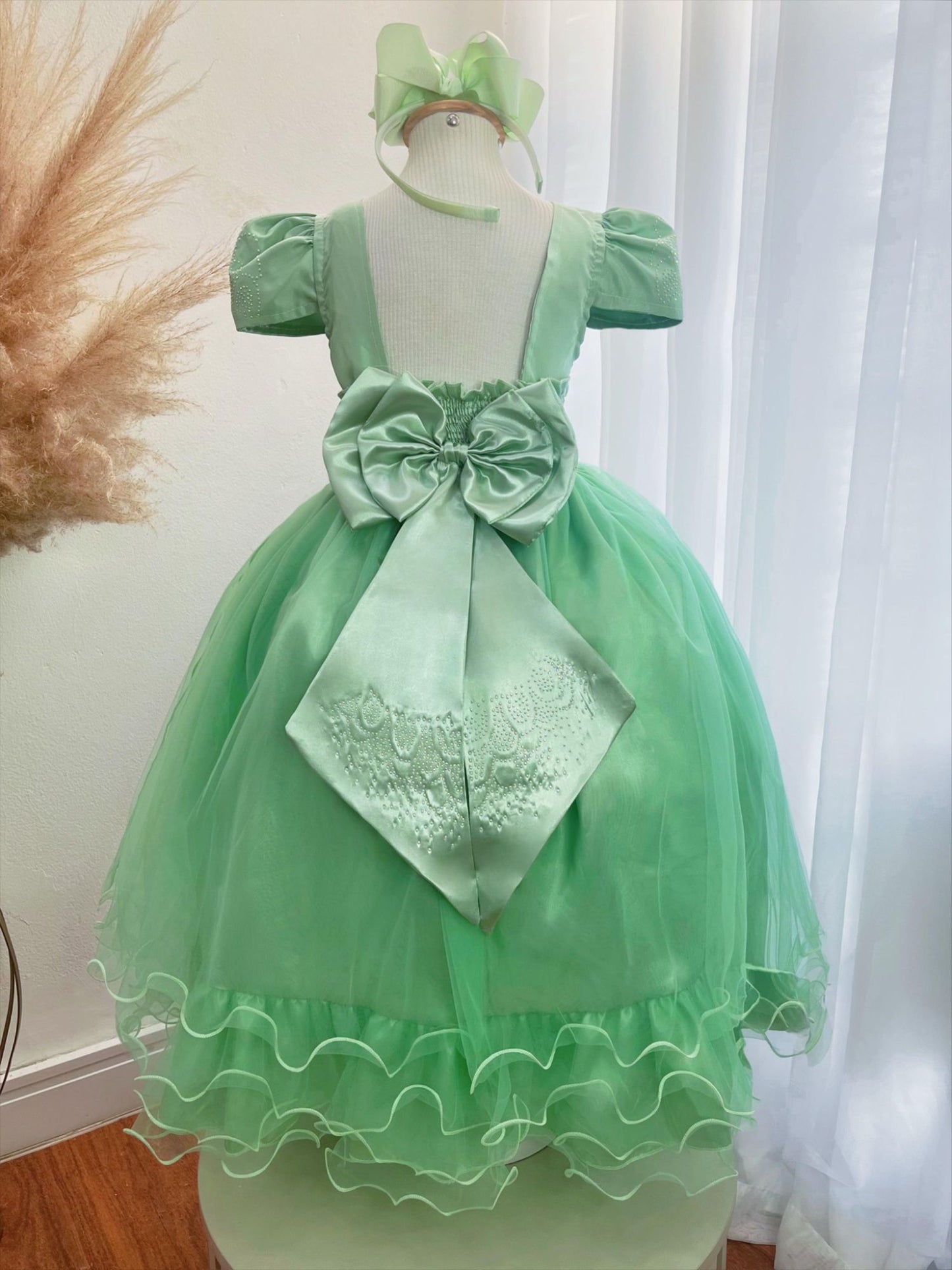 Vestido infantil verde menta con pedrería para bodas, fiestas y eventos de lujo.
