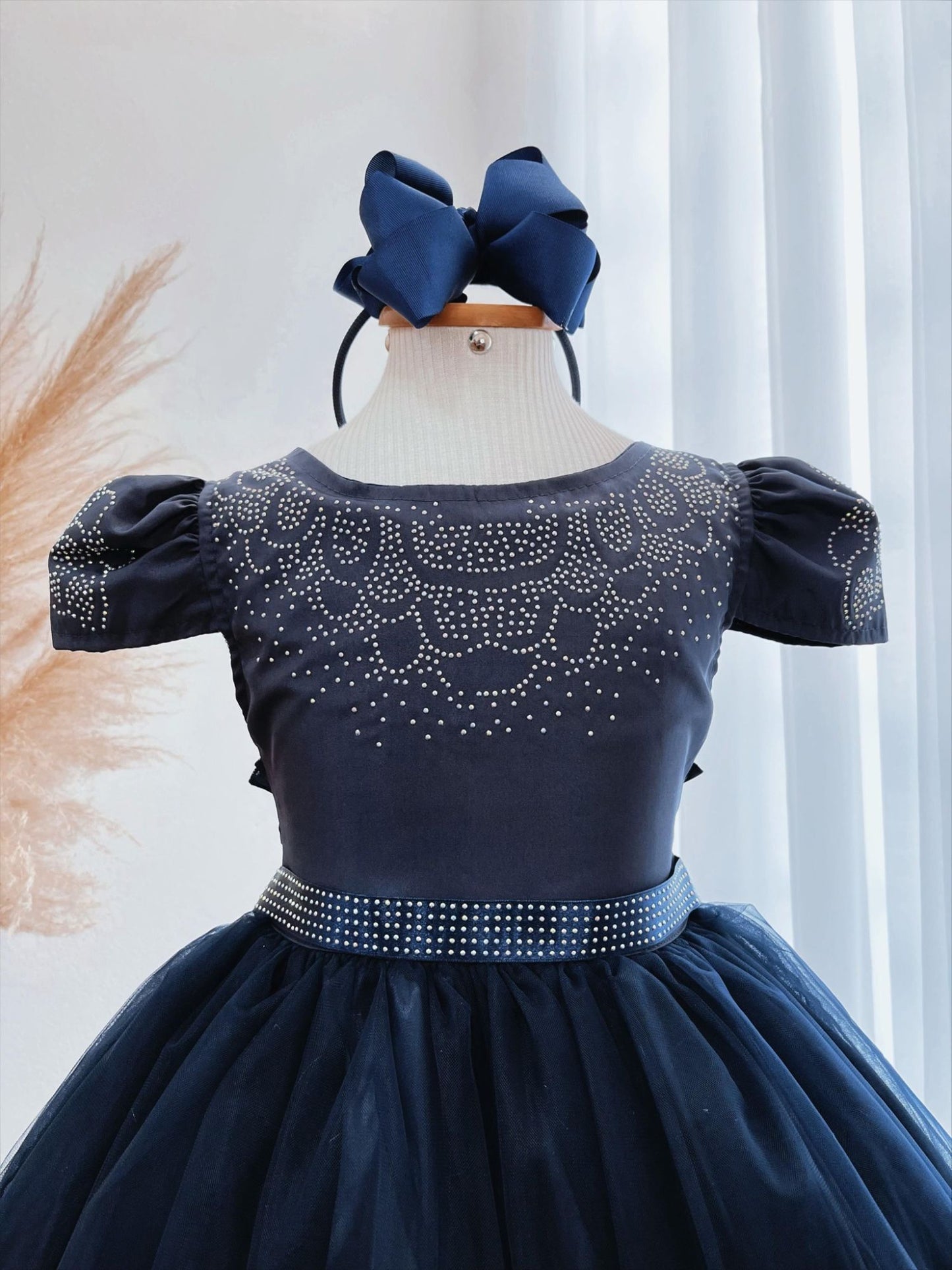 Vestido infantil azul marino con pedrería de lujo