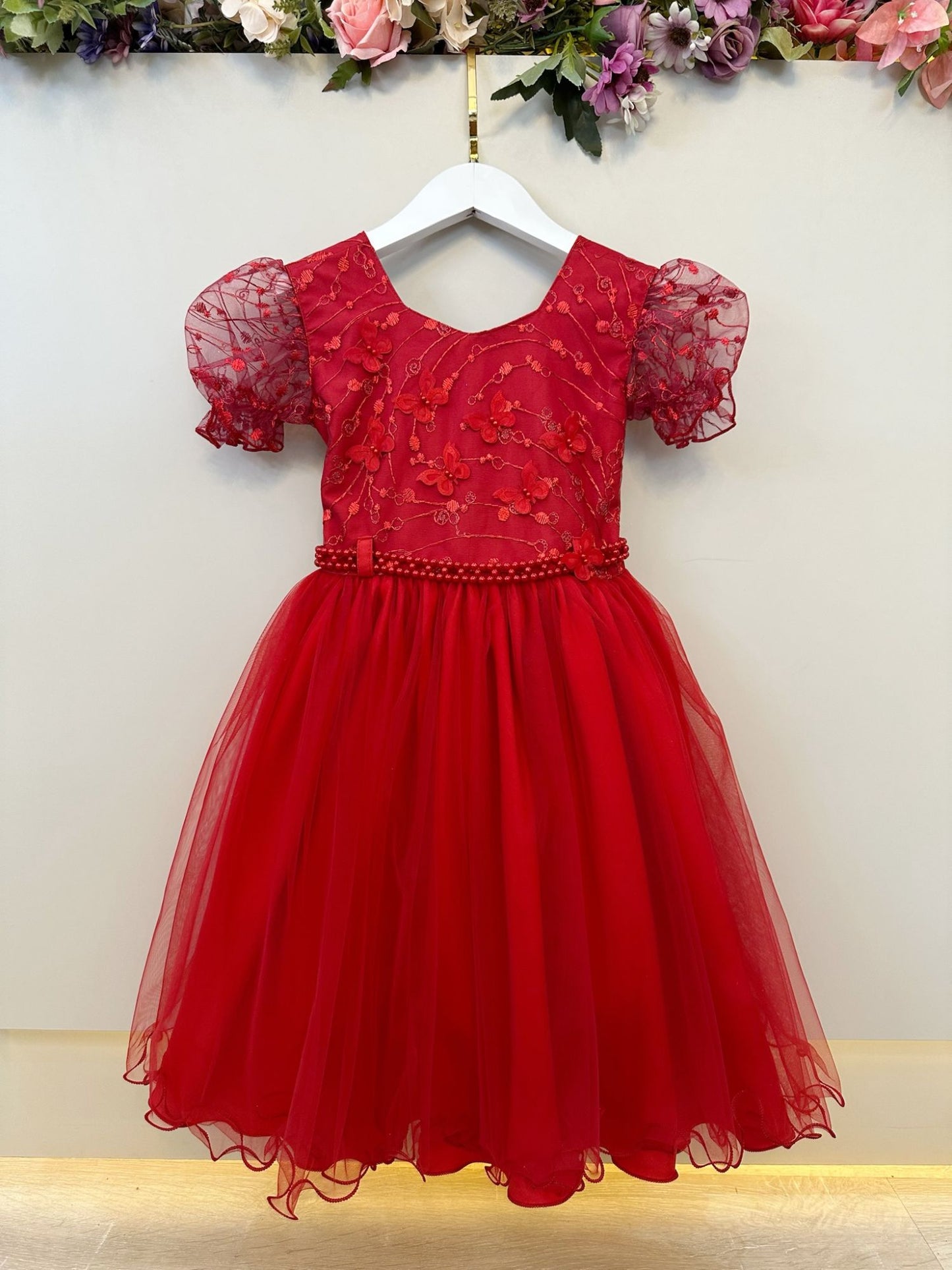 Vestido infantil rojo con busto y encaje para bodas