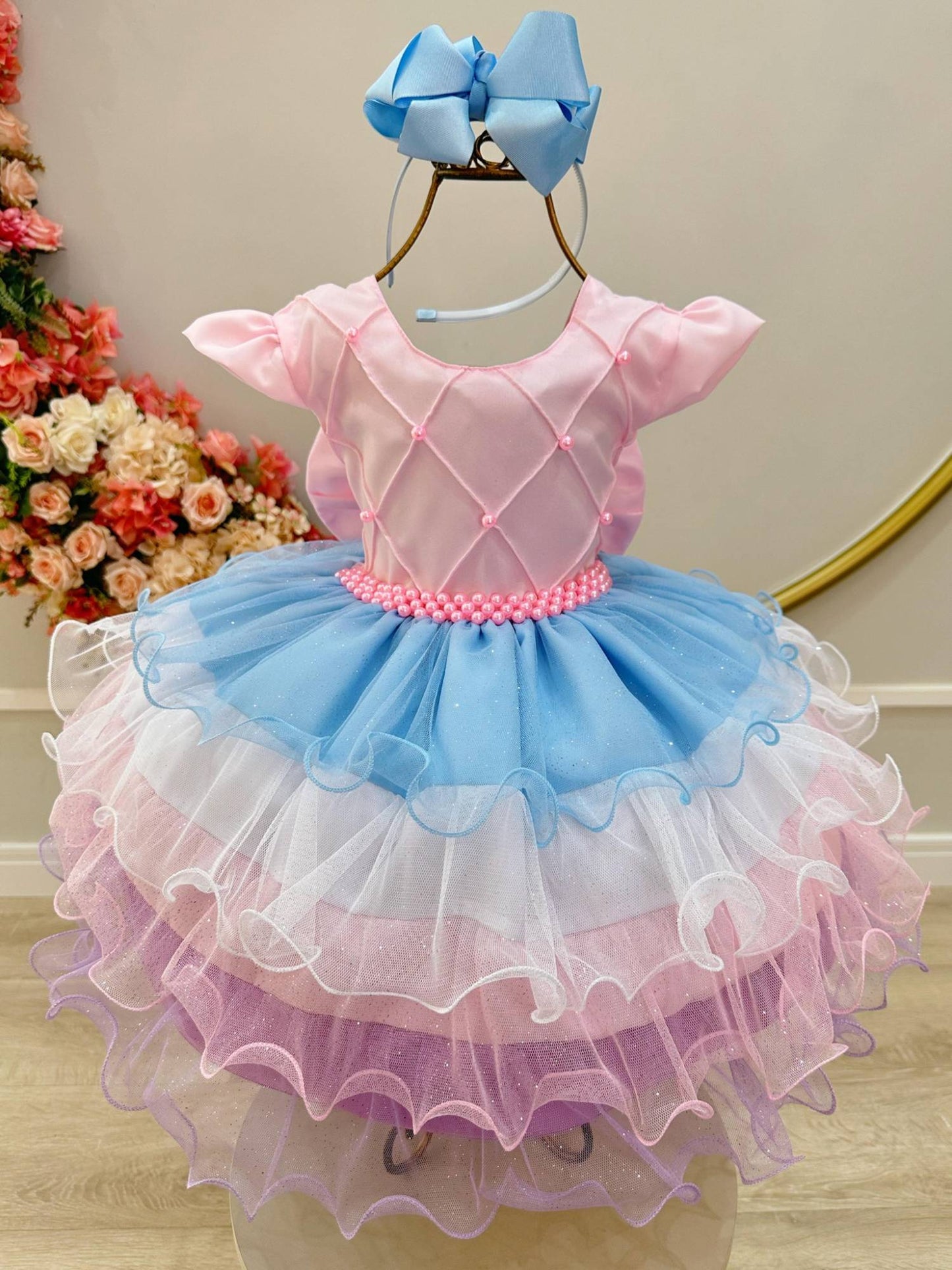 Vestido infantil rosa con volantes de colores y falda acanalada en el busto