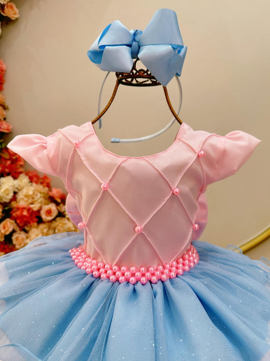Vestido infantil rosa con volantes de colores y falda acanalada en el busto