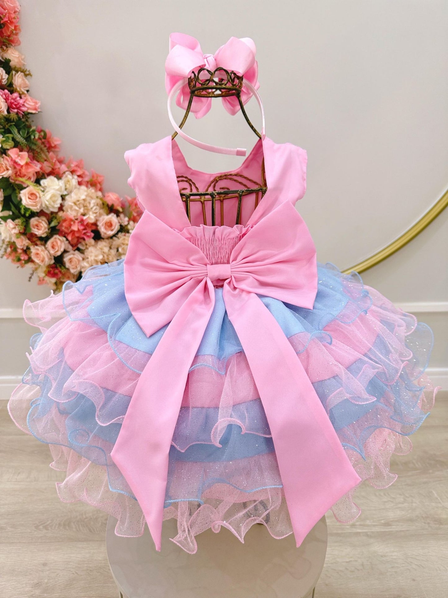 Vestido infantil rosa con busto acanalado y falda con volantes de colores