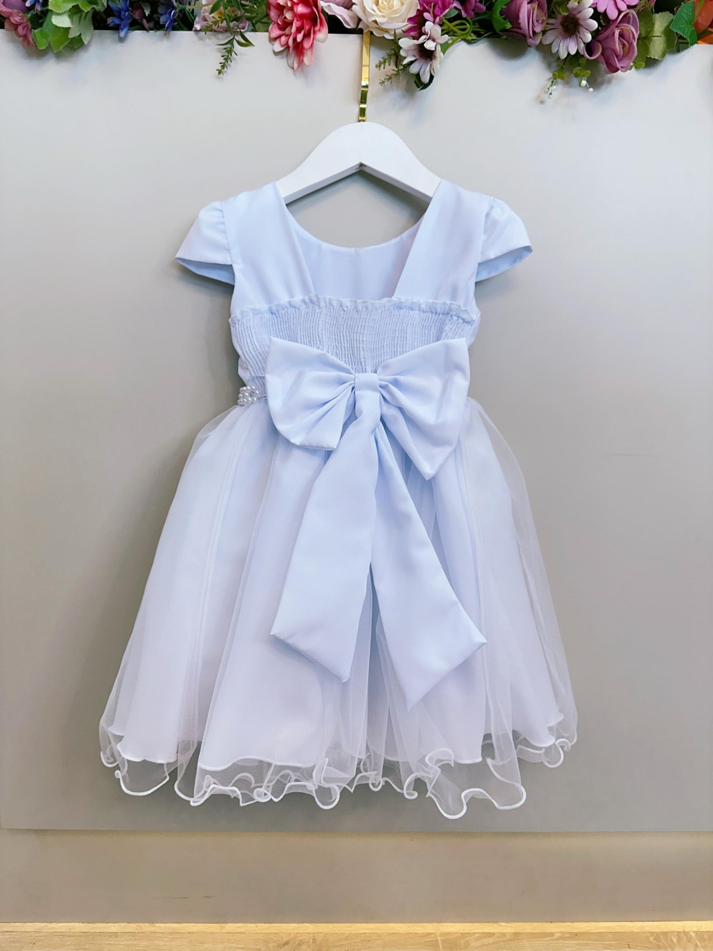 Vestido infantil blanco con busto y bordado de flores para fiesta
