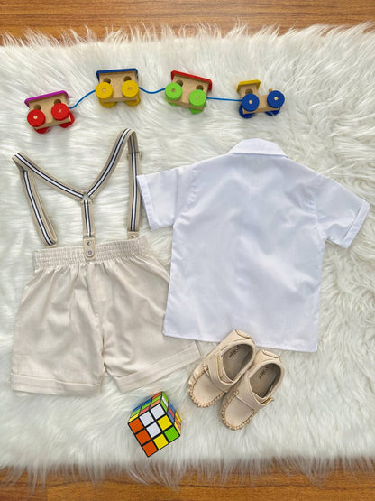Conjunto social para paje: camisa blanca, pantalones cortos y tirantes beige claro 