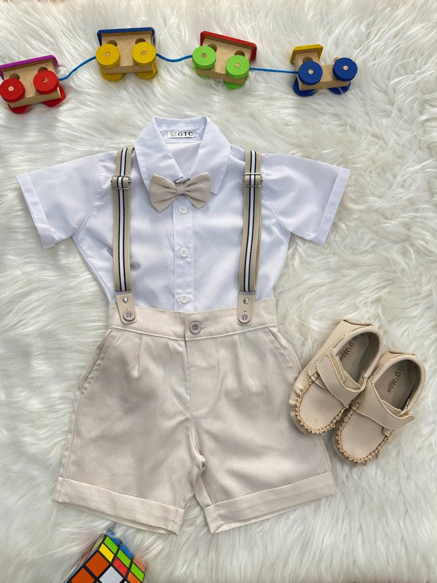 Conjunto social para paje: camisa blanca, pantalones cortos y tirantes beige claro 