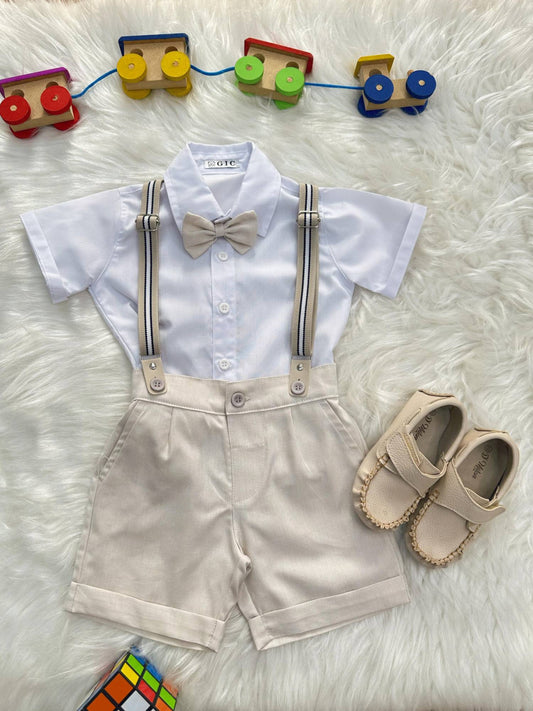 Conjunto social para paje: camisa blanca, pantalones cortos y tirantes beige claro 
