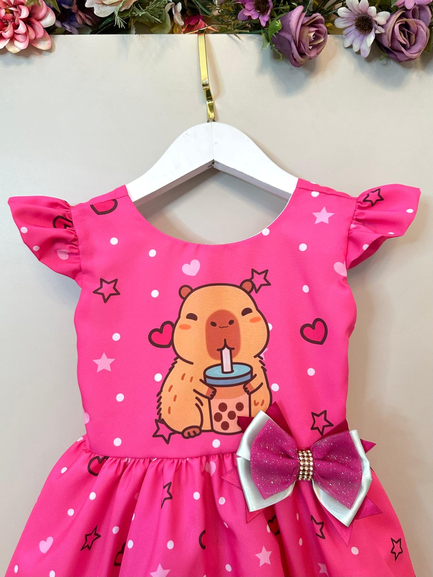 Vestido infantil de capibara con batido de leche para fiestas de cumpleaños