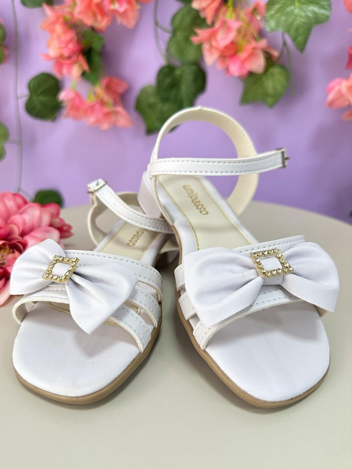 Sandalias blancas de tiras para niños con lazo y pedrería de lujo 