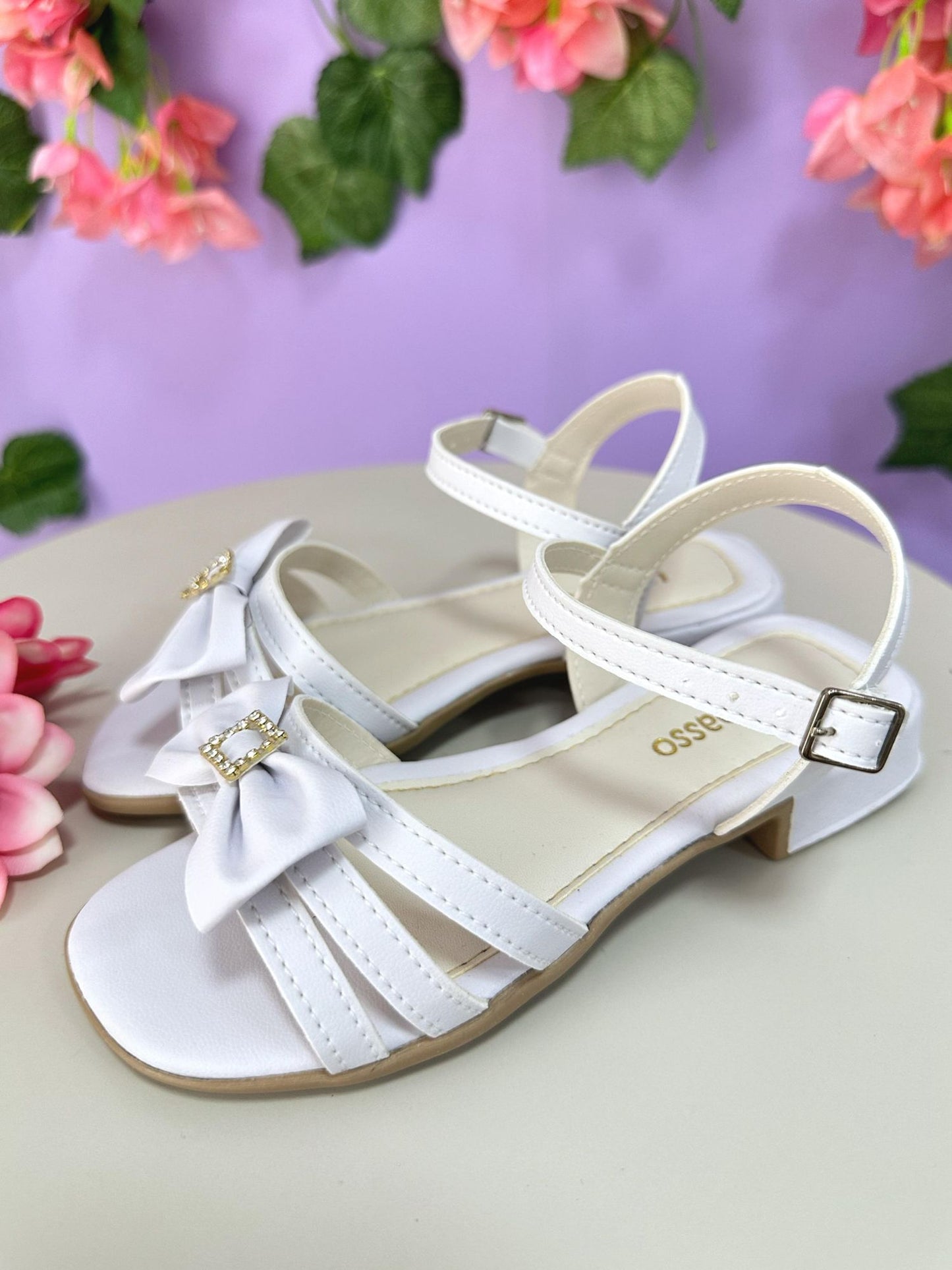 Sandalias blancas de tiras para niños con lazo y pedrería de lujo 
