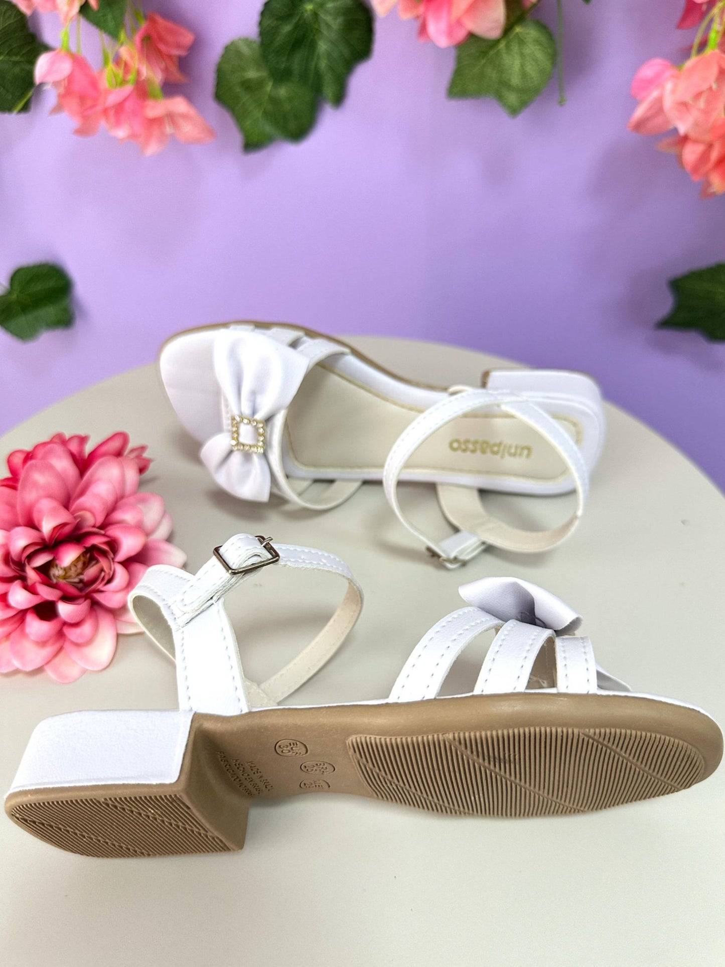Sandalias blancas de tiras para niños con lazo y pedrería de lujo 