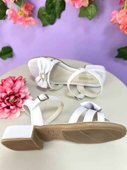 Sandalias blancas de tiras para niños con lazo y pedrería de lujo 