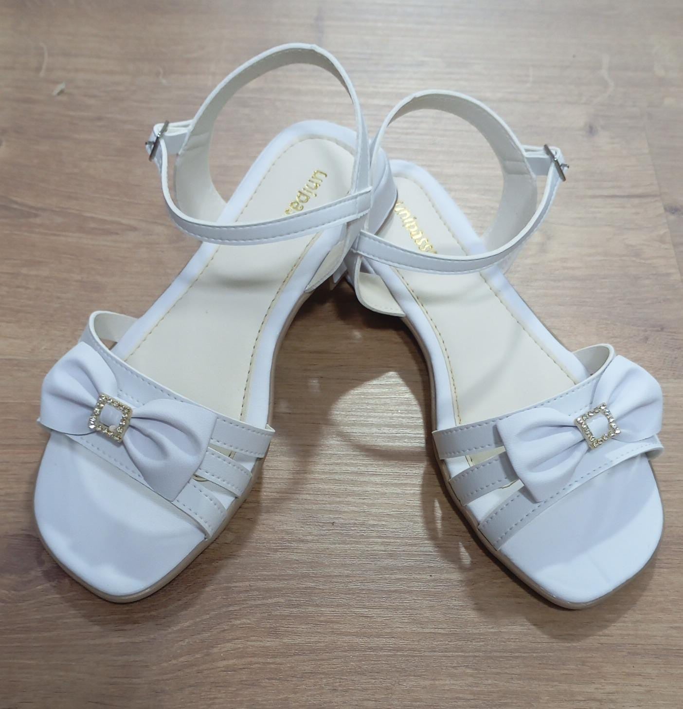 Sandalias blancas de tiras para niños con lazo y pedrería de lujo 