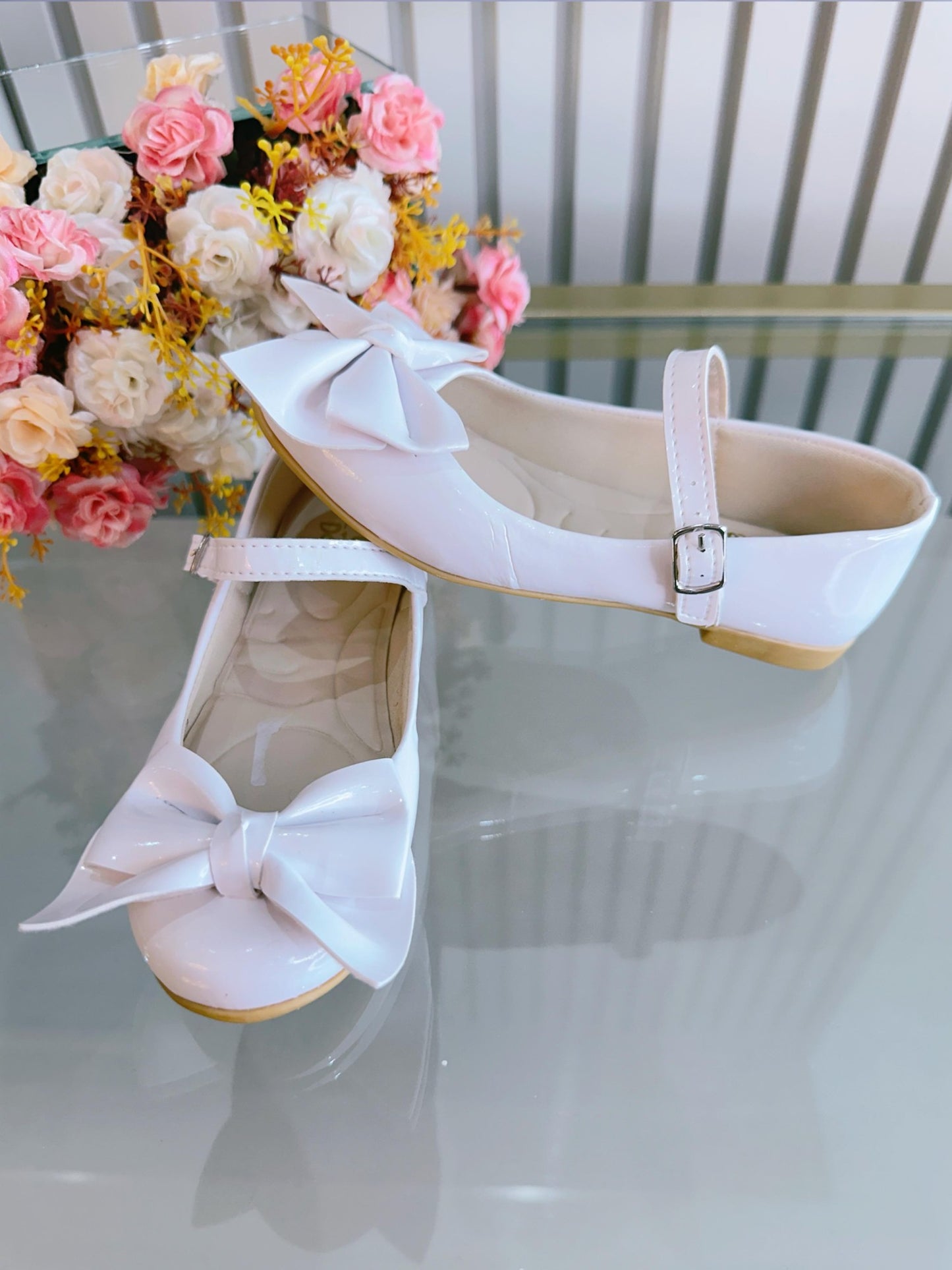 Zapatos infantiles de charol blanco con aplique de lazo de lujo