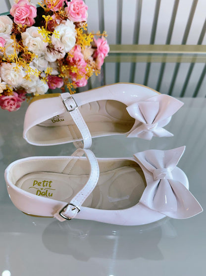 Zapatos infantiles de charol blanco con aplique de lazo de lujo