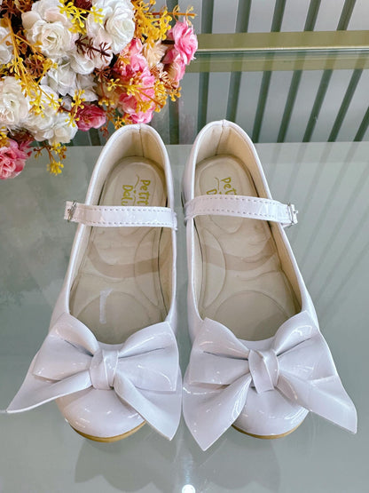 Zapatos infantiles de charol blanco con aplique de lazo de lujo
